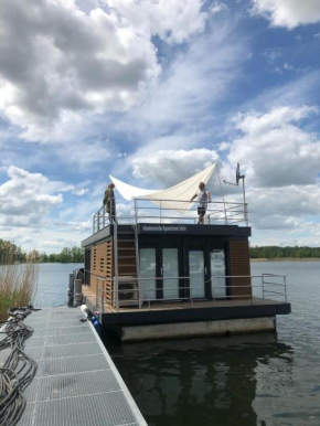 Schwimmende Ferienwohnung, Hausboot Urlaub als Festlieger am Steg, Zehdenick